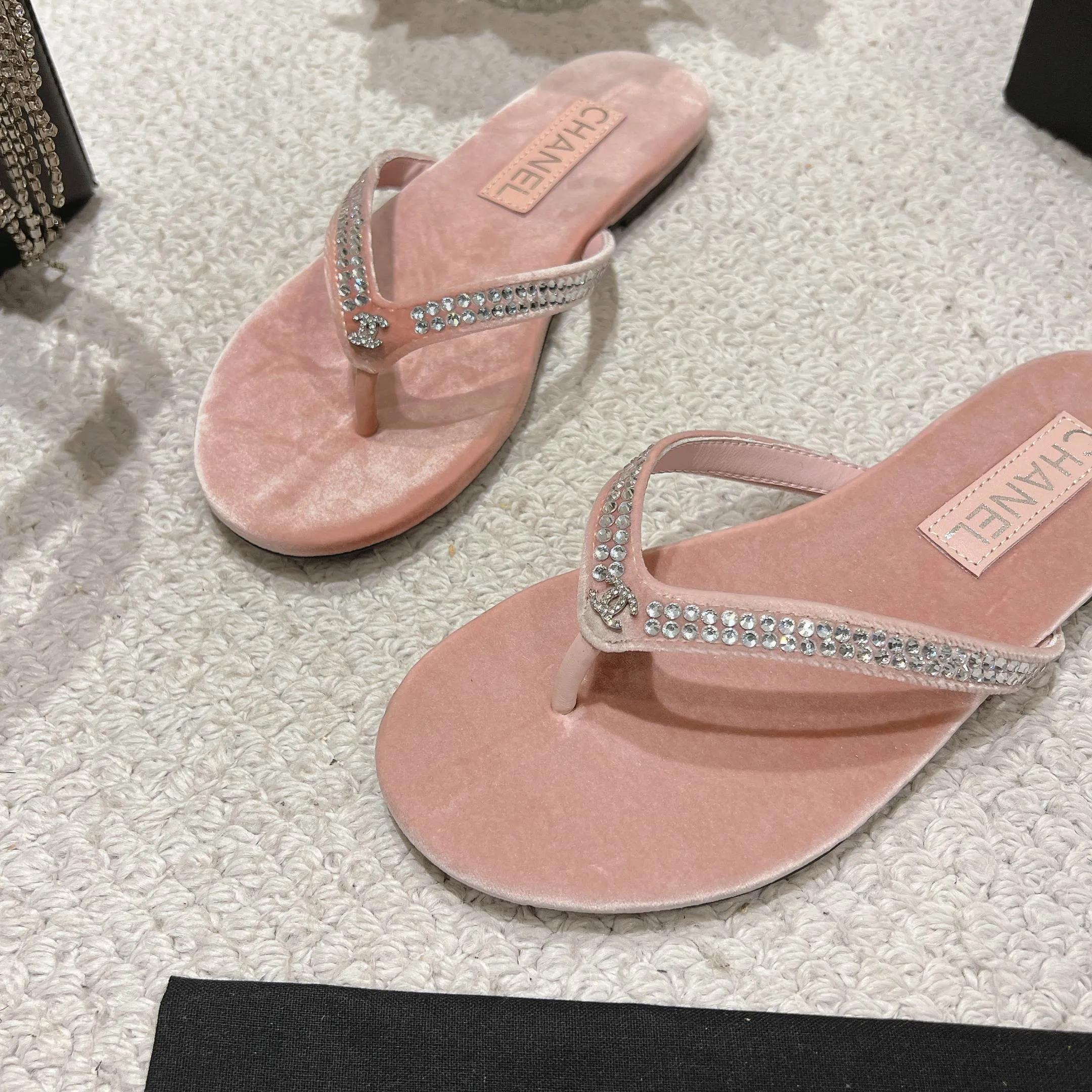 👟👟Ex-factory price 480👟👟 Xiaoxiang chanel 2025 new flip-flops! This series is really amazing. How can it be so beautiful! Summer is really an invincible combination that can be salty or sweet ~ The upper is made of original velvet and the lining is lambskin genuine leather outsole Size: 35-40 (40 customized)